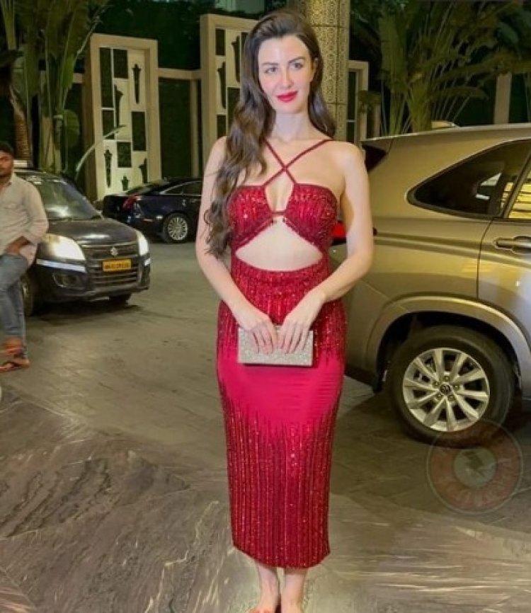 Giorgia Andriani Celebrates her birthday with Close Btown Friends; Looks Bombshell in Red Hot Dress