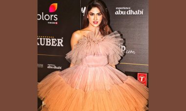 Renu Kaushal Steals the Spotlight at IIFA 2023: A Peachy Perfection!